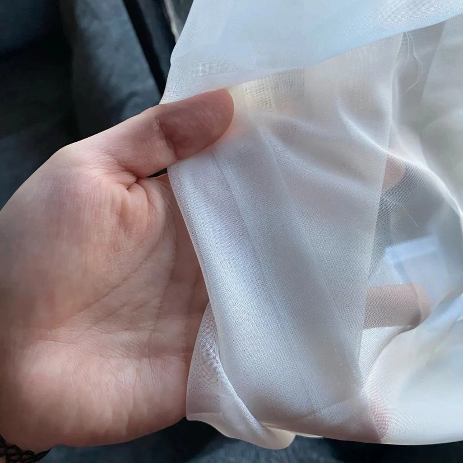Gros plan sur la texture fine et transparente du tissu du rideau voilage