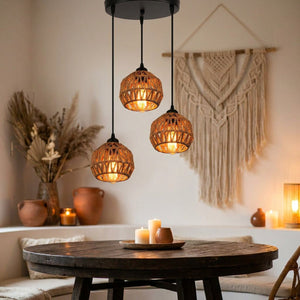 Lustre rond trois lampes en corde de chanvre brun foncé dans un coin repas bohème