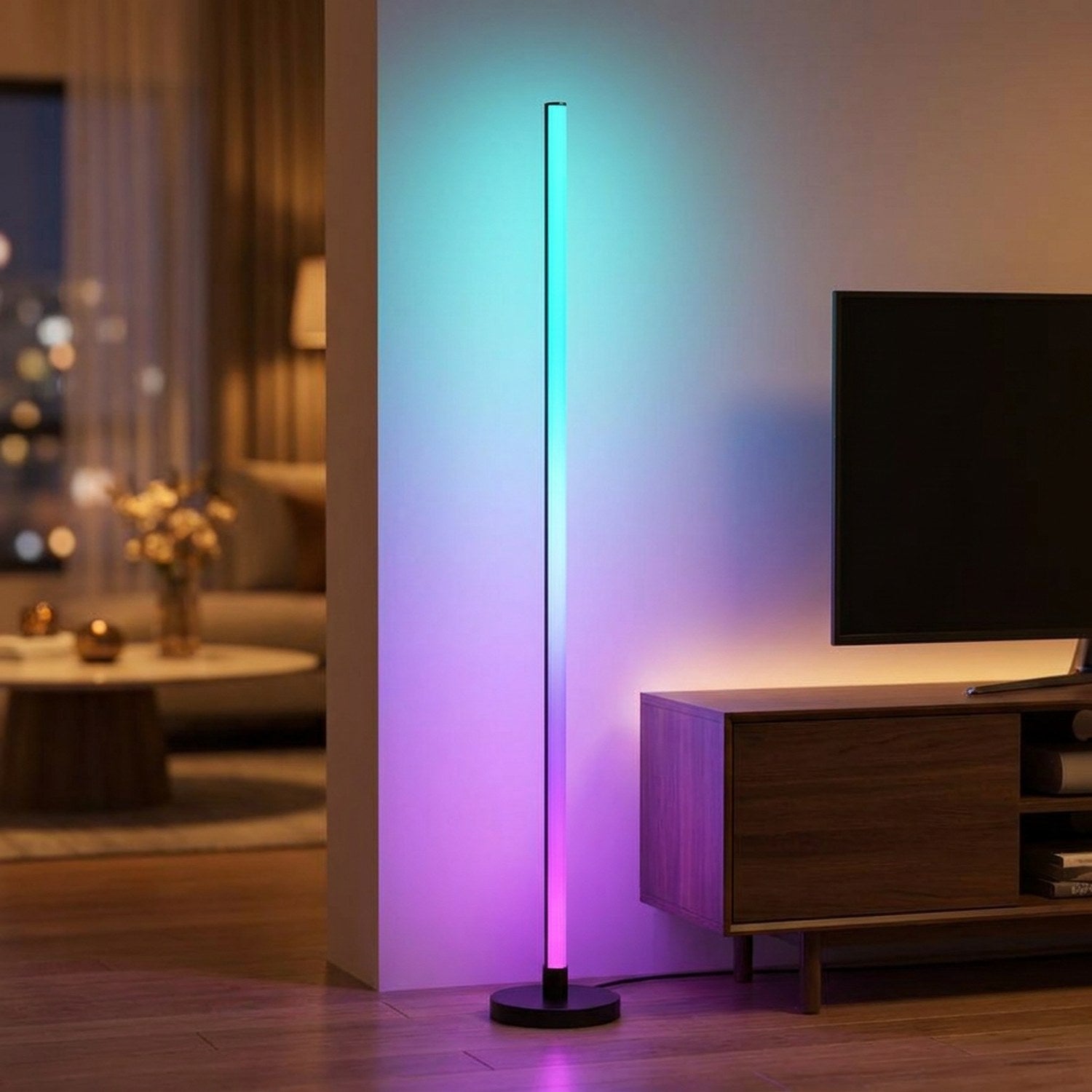 Lampadaire LED RGB modèle base ronde allumé près d'un meuble TV