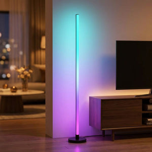 Lampadaire LED RGB modèle base ronde allumé près d'un meuble TV