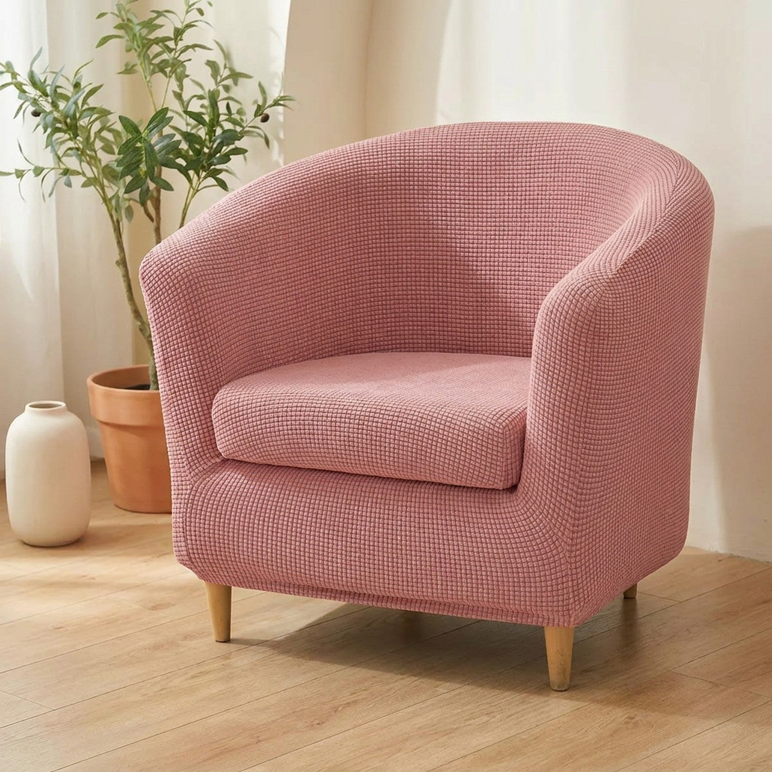 Housse de fauteuil club en jacquard rose sur un fauteuil arrondi