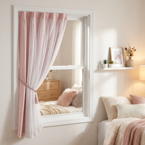 Rideau occultant rose double couche avec voile blanc dans une chambre douce