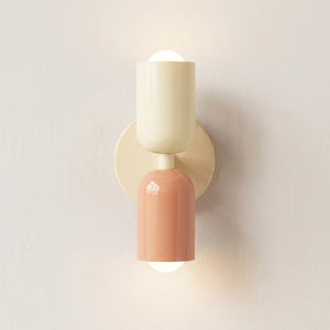 Applique murale nordique bicolore crème et corail fixée au mur
