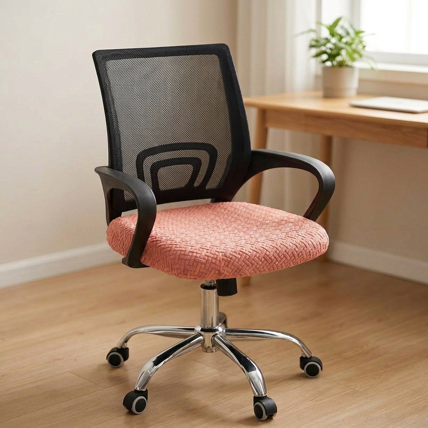 Housse de chaise de bureau rose sur l'assise d'une chaise à roulettes