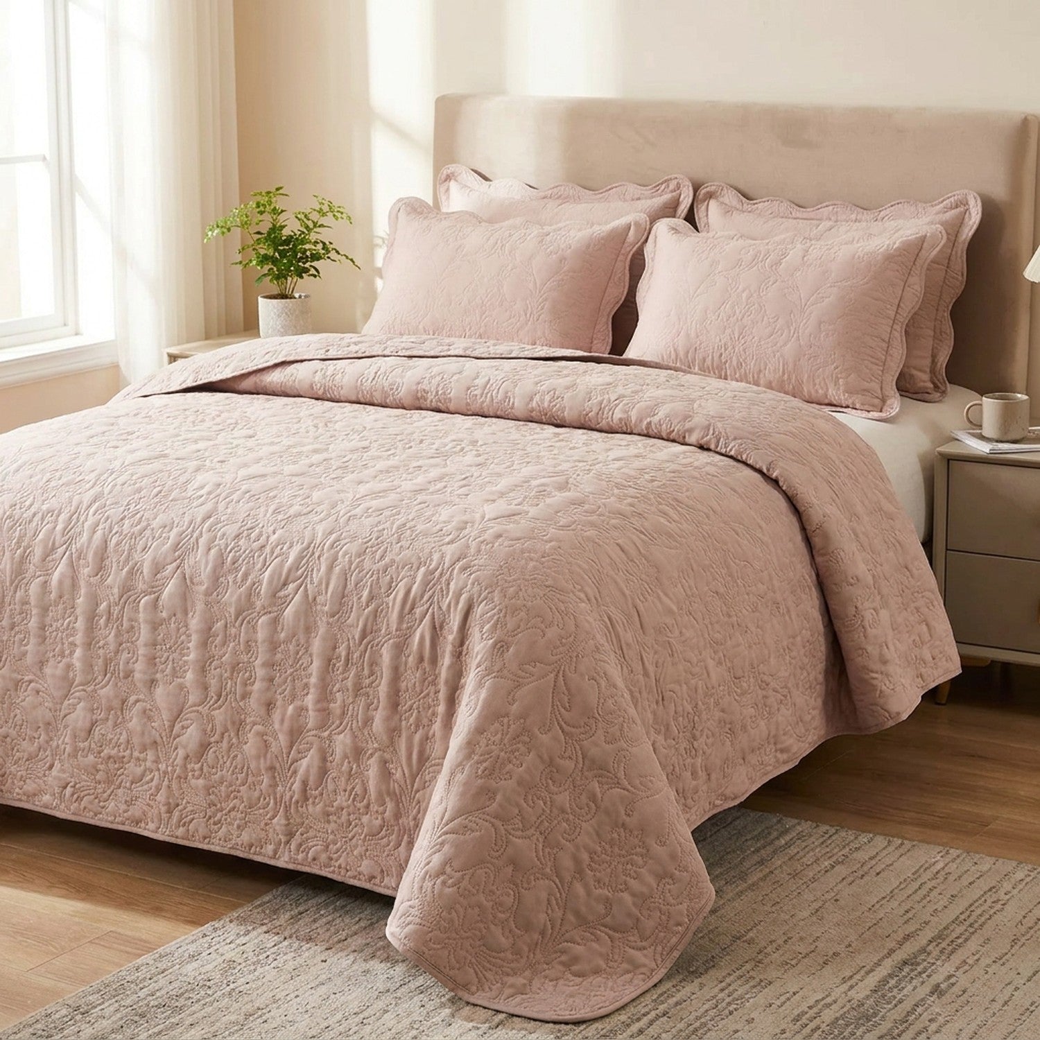 Couvre-lit matelasse rose poudre au motif damasse sur un lit avec deux taies assorties