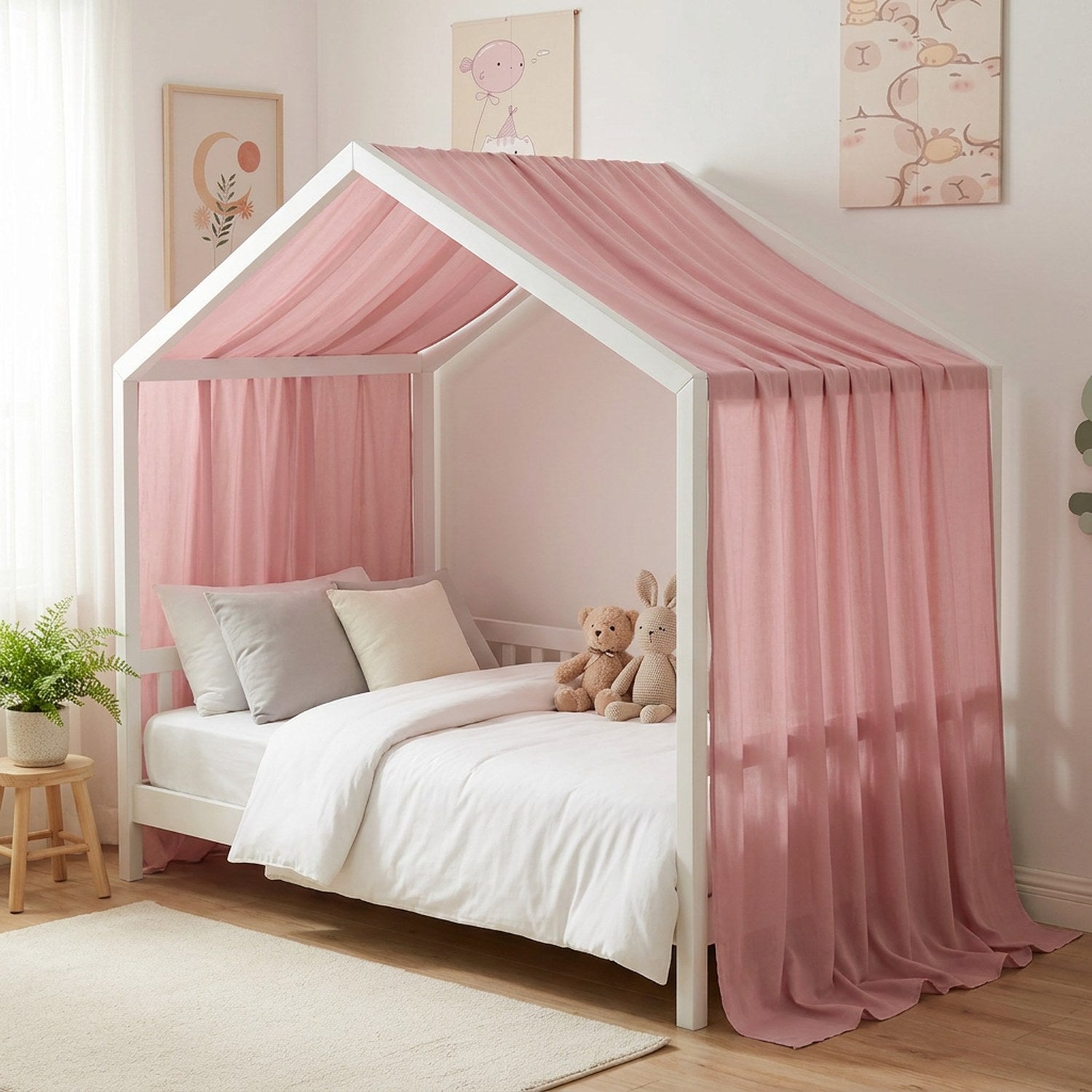 Ciel de lit cabane rose poudré drapé sur un lit cabane blanc dans une chambre de fille