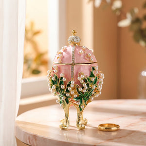 Boîte à bijoux ancienne en forme d'œuf émaillé rose avec perles et couronne