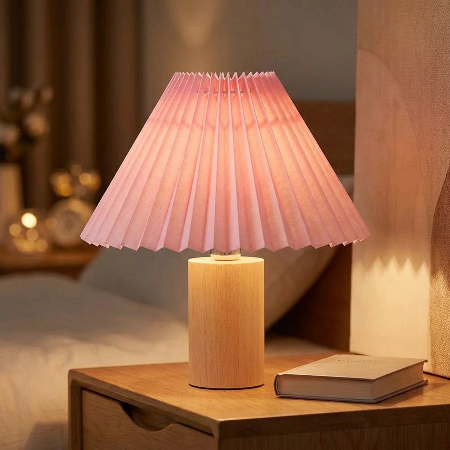 Abat-jour plissé rose pastel en tissu sur pied en bois