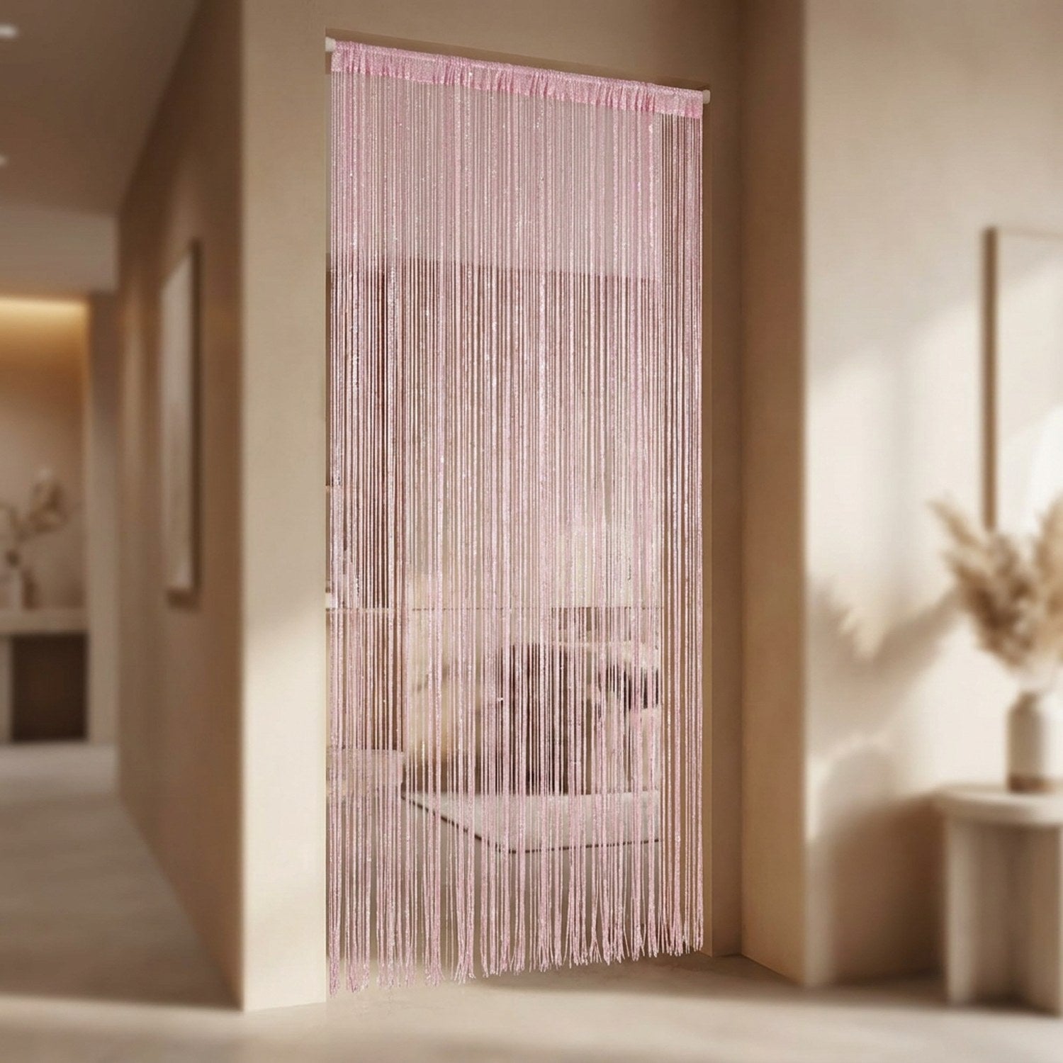 Rideau de porte à perles scintillantes coloris rose suspendu dans une entrée