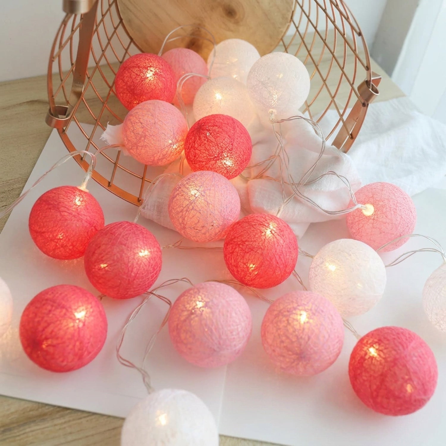 Guirlande lumineuse boules de coton rose et corail lumineuses