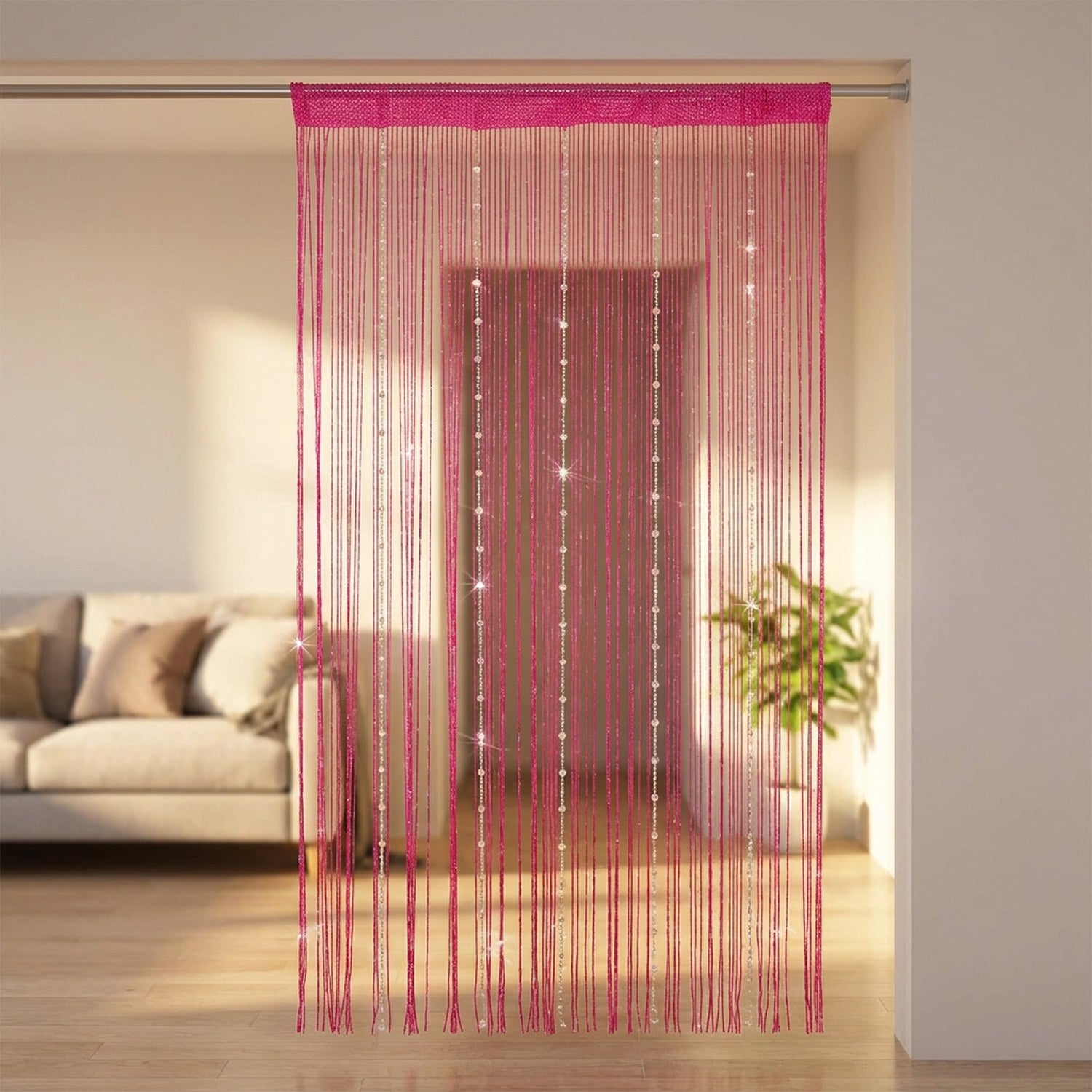 Rideau à cordes perlées rose fuchsia suspendu dans une porte de salon