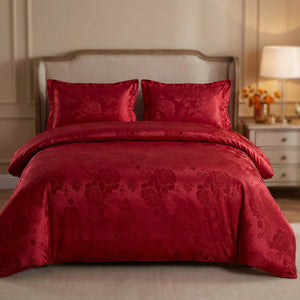 Parure de lit en satin jacquard rouge au motif baroque sur un lit