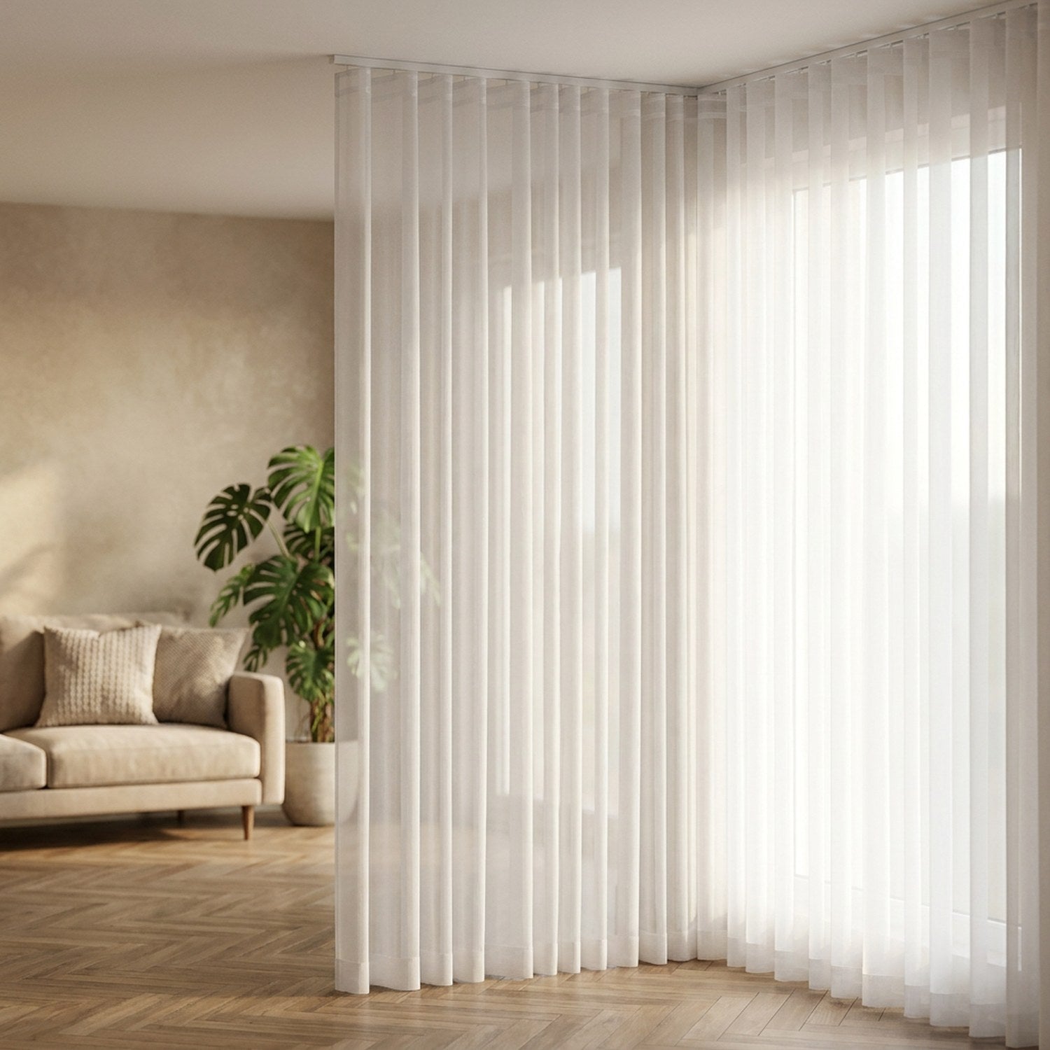 Voilages blancs à plis vague réguliers dans un salon moderne lumineux