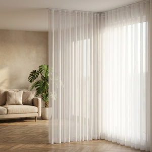 Voilages blancs à plis vague réguliers dans un salon moderne lumineux
