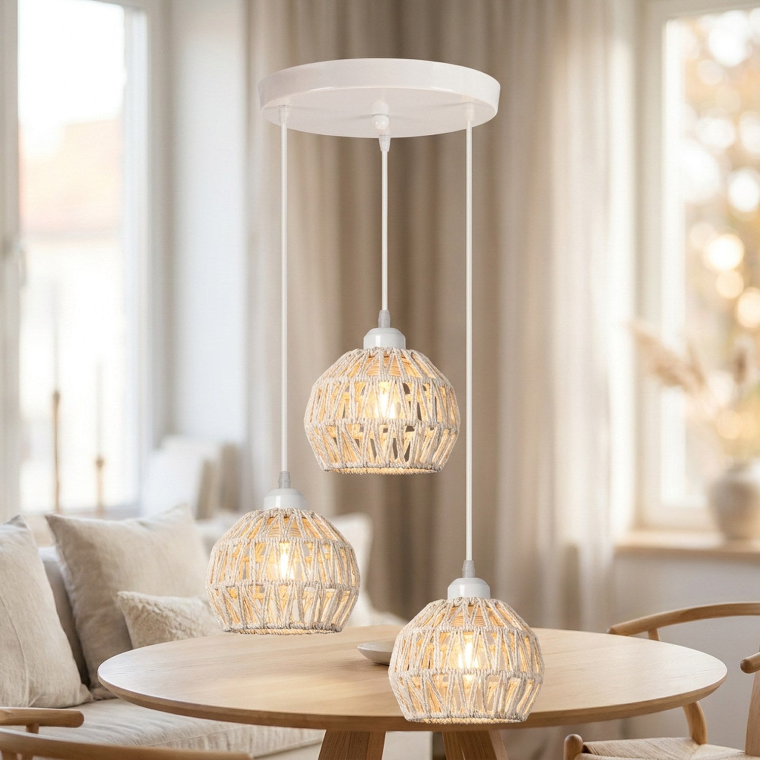 Lustre rond trois lampes en corde de chanvre blanc écru dans une salle à manger lumineuse