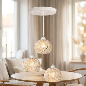 Lustre rond trois lampes en corde de chanvre blanc écru dans une salle à manger lumineuse
