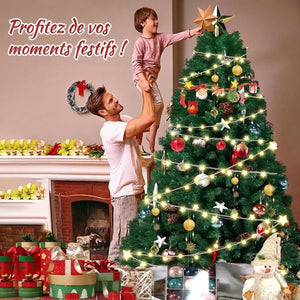 Père et enfant décorant un sapin de Noël artificiel ensemble