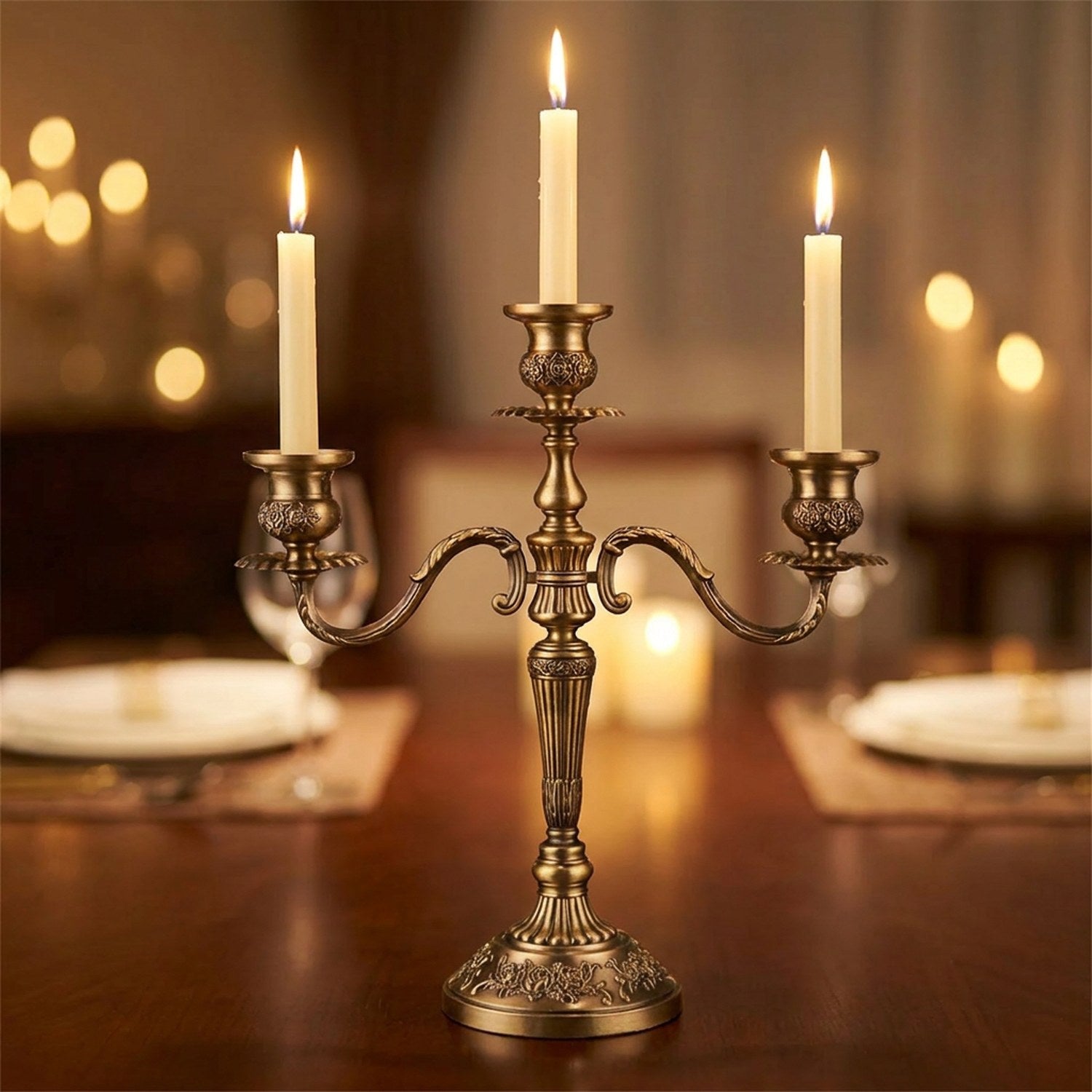 Chandelier sculpté en métal bronze à trois branches avec bougies allumées