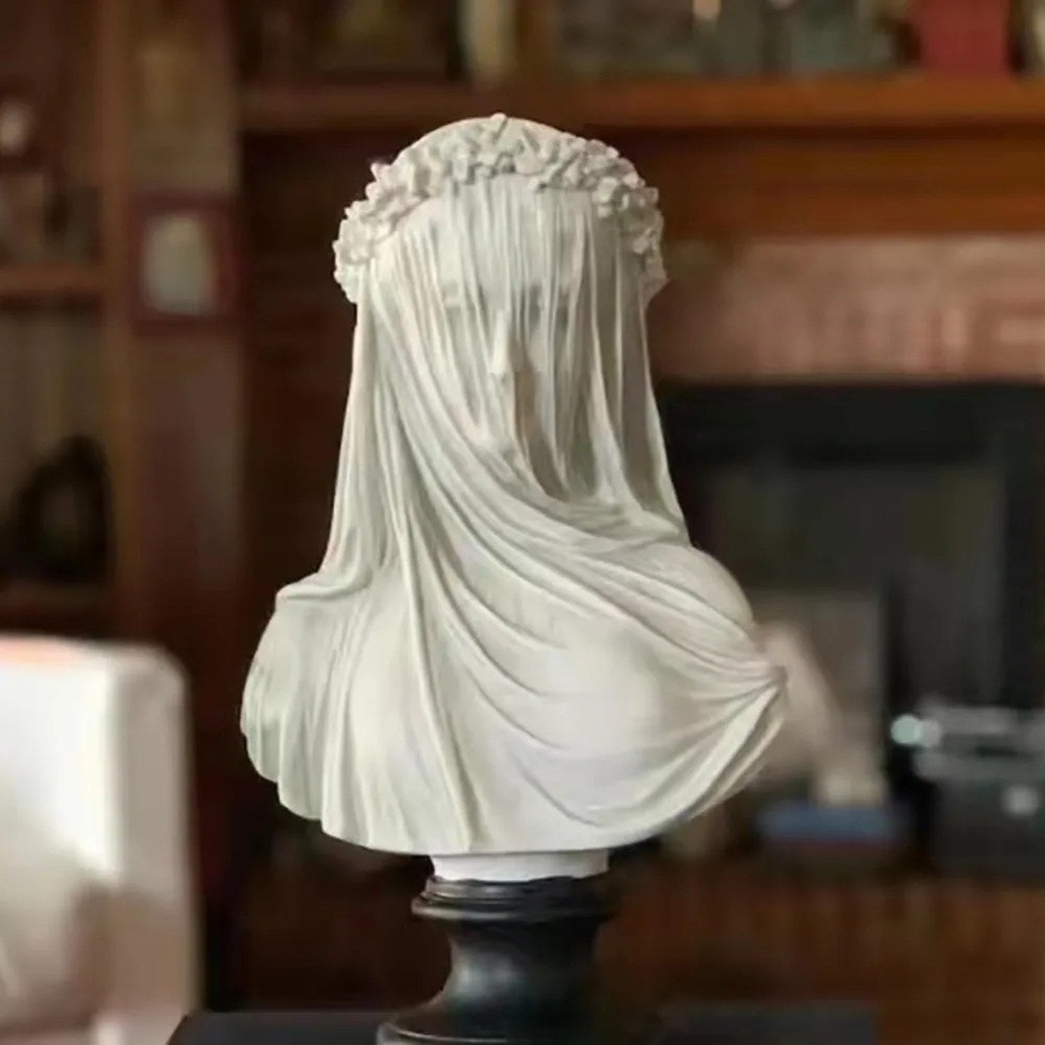 Sculpture buste voilé en résine vue de trois quarts avec fleurs séchées