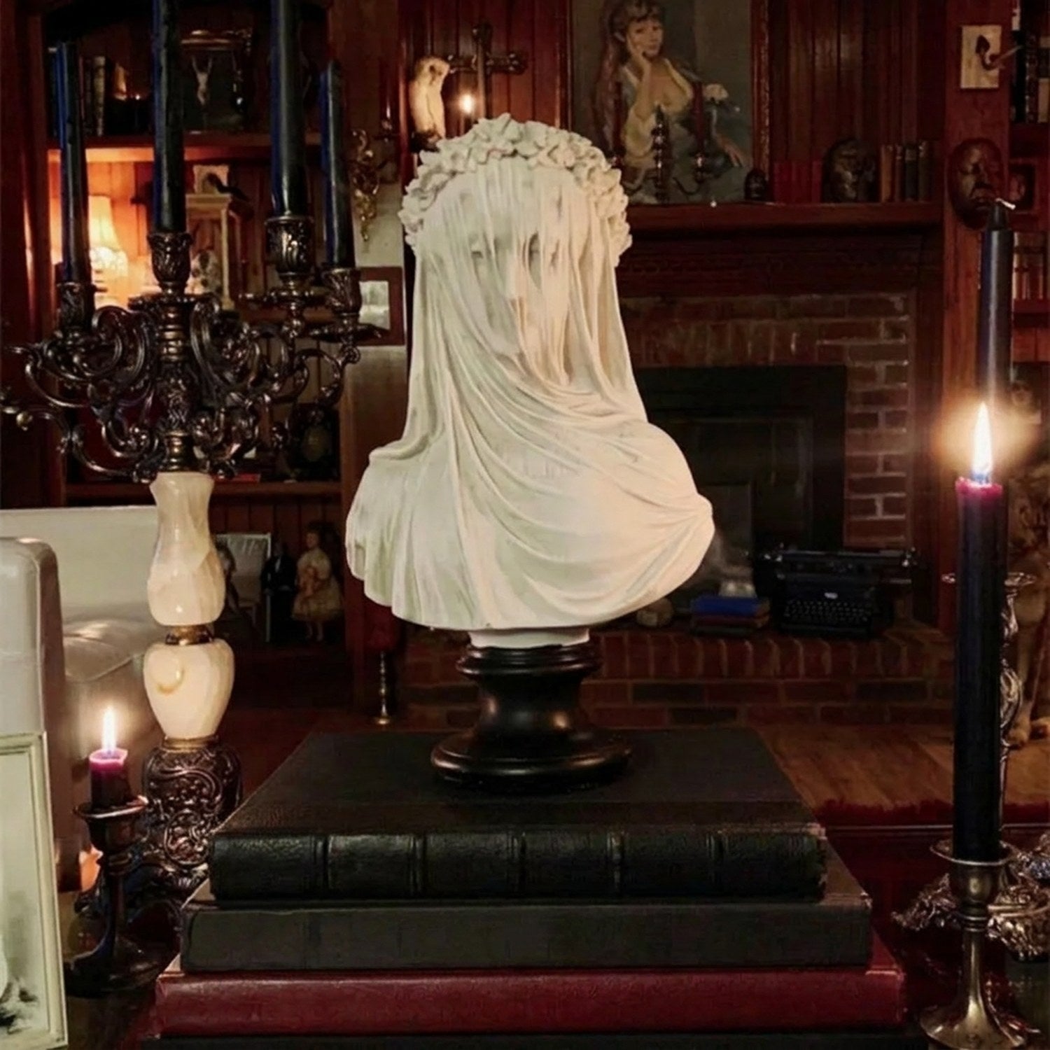 Sculpture buste voilé en résine vue de face sur socle noir