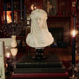 Sculpture buste voilé en résine vue de face sur socle noir