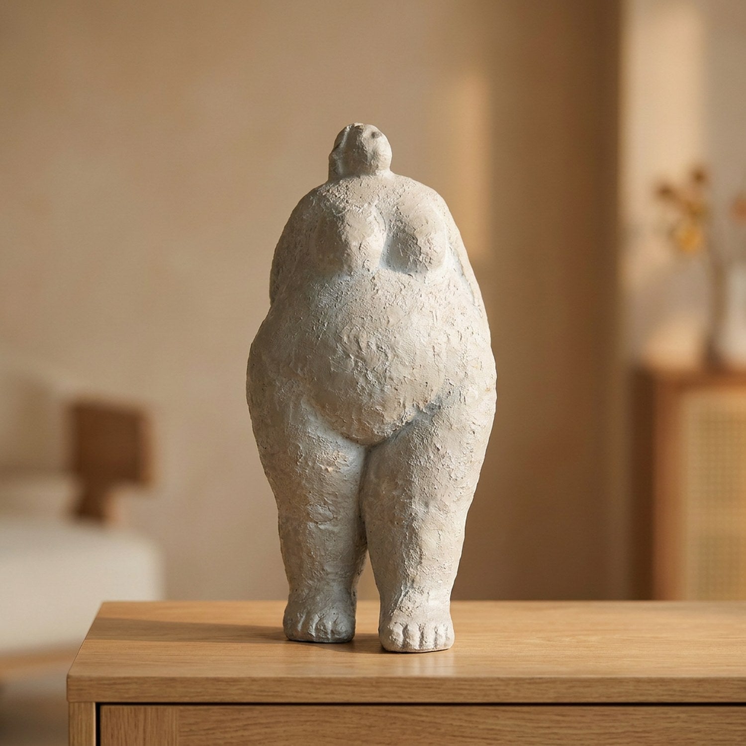 Sculpture corps féminin abstrait résine grise posée sur étagère bois décoration intérieure