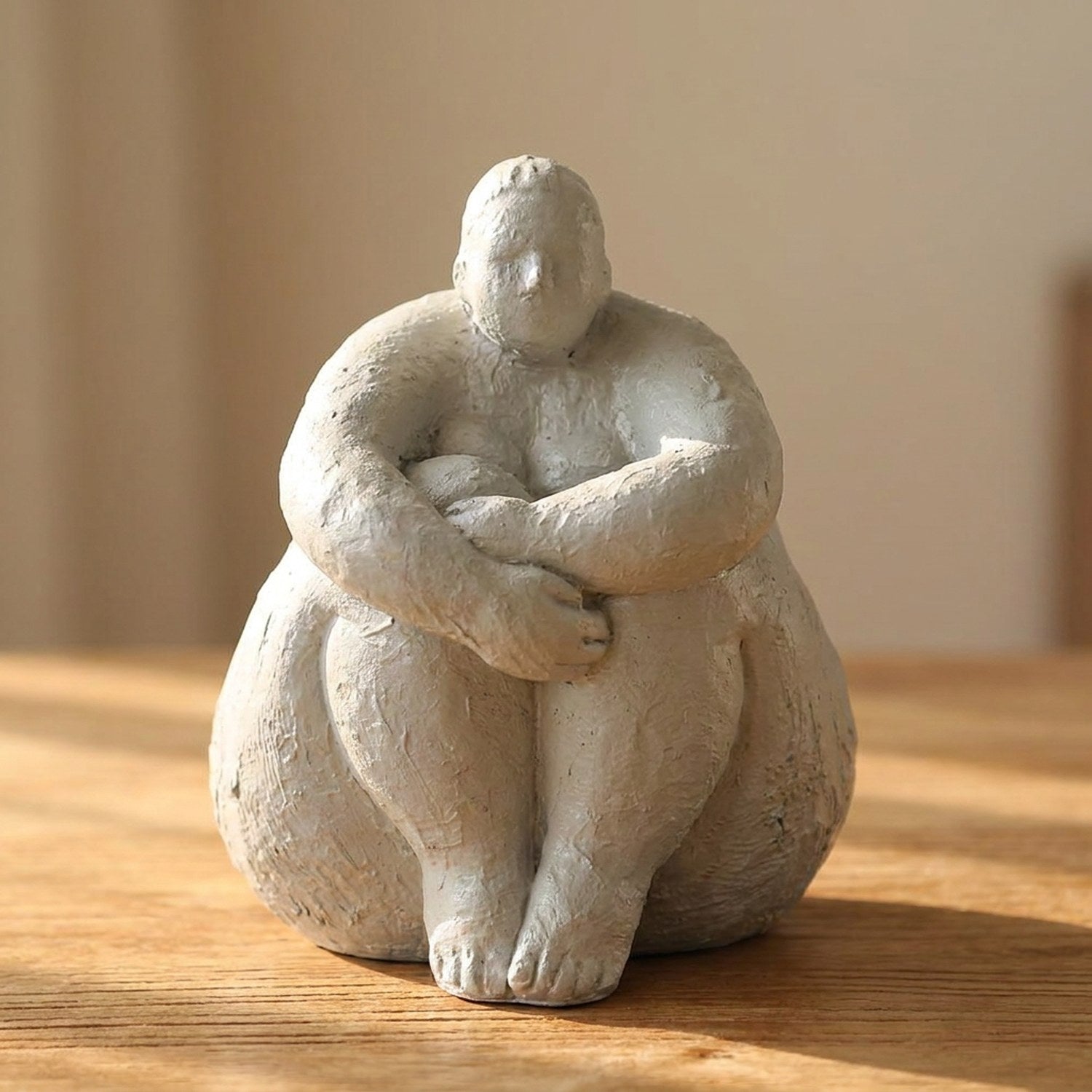 Sculpture Méditante corps féminin abstrait résine grise 18cm pose assise