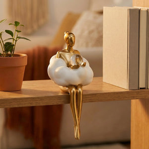 Sculpture femme abstraite dorée assise sur nuage blanc résine sur étagère en bois