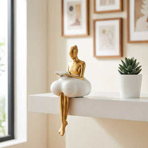 Sculpture femme abstraite sur étagère blanche dans salon moderne avec plante verte