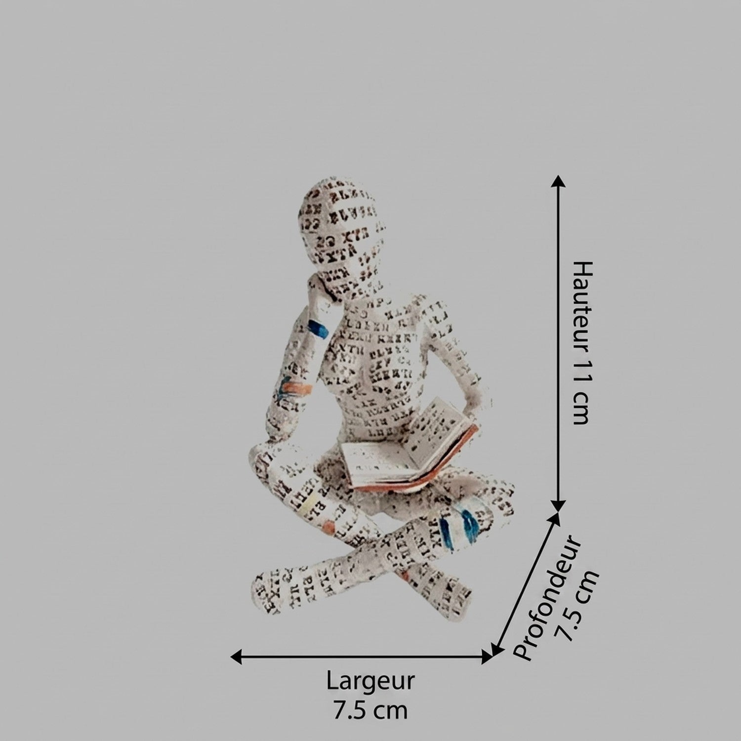 Figurine lecteur pose assise en tailleur résine typographique 7.5cm