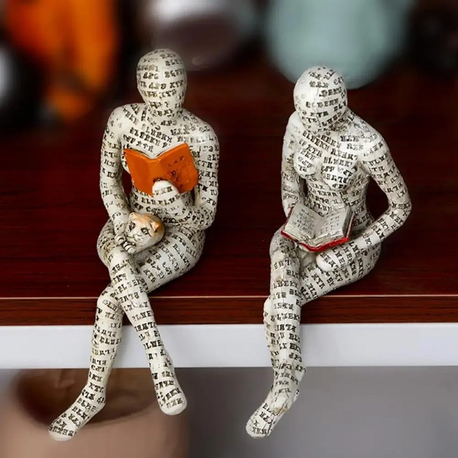Détail figurine lecteur en résine pose allongée motif lettres