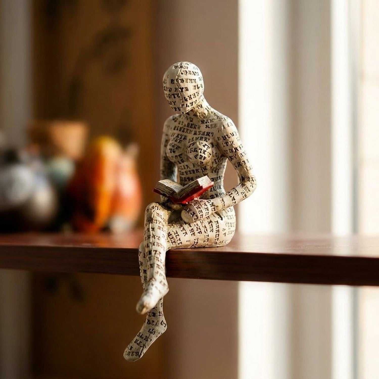 Sculpture de lecteur en résine figurines typographiques poses variées sur étagère
