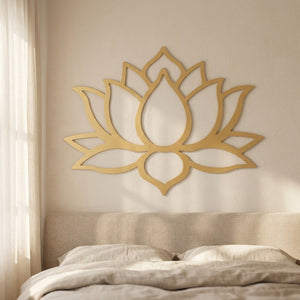 Sculpture murale dorée motif lotus accrochée au-dessus d'un lit