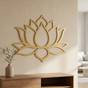 Sculpture murale en métal doré motif lotus au-dessus d'une console en bois