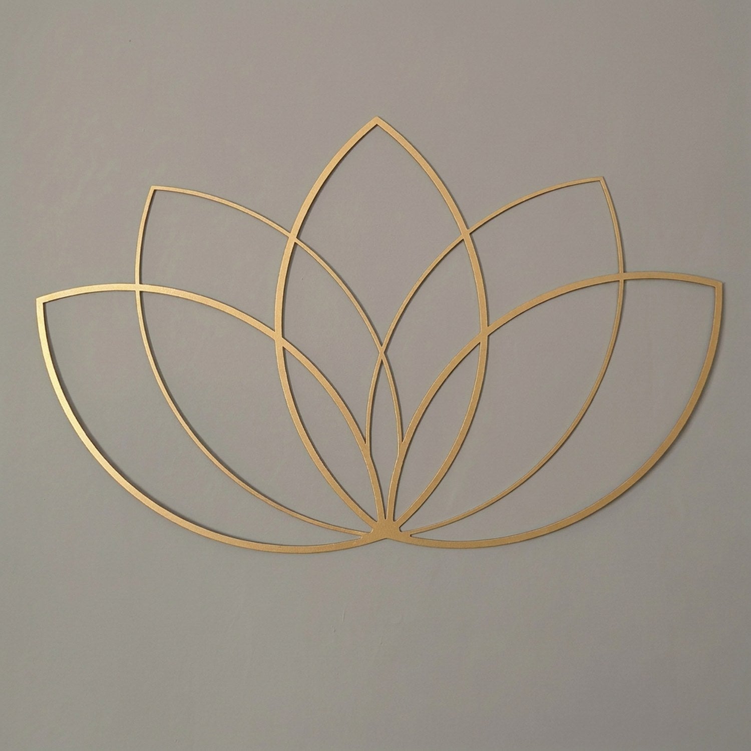 Sculpture murale dorée motif lotus en lignes fines en métal découpé