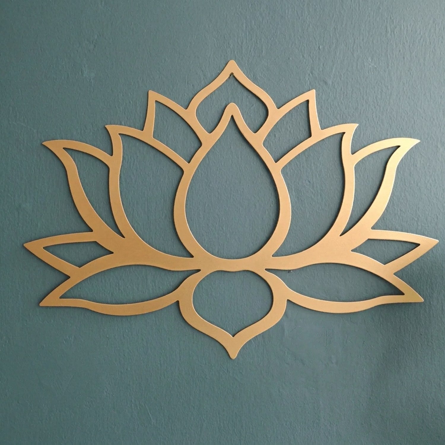 Sculpture murale dorée motif lotus plein en métal découpé