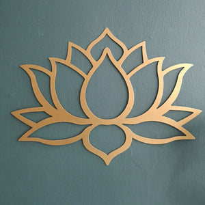 Sculpture murale dorée motif lotus plein en métal découpé