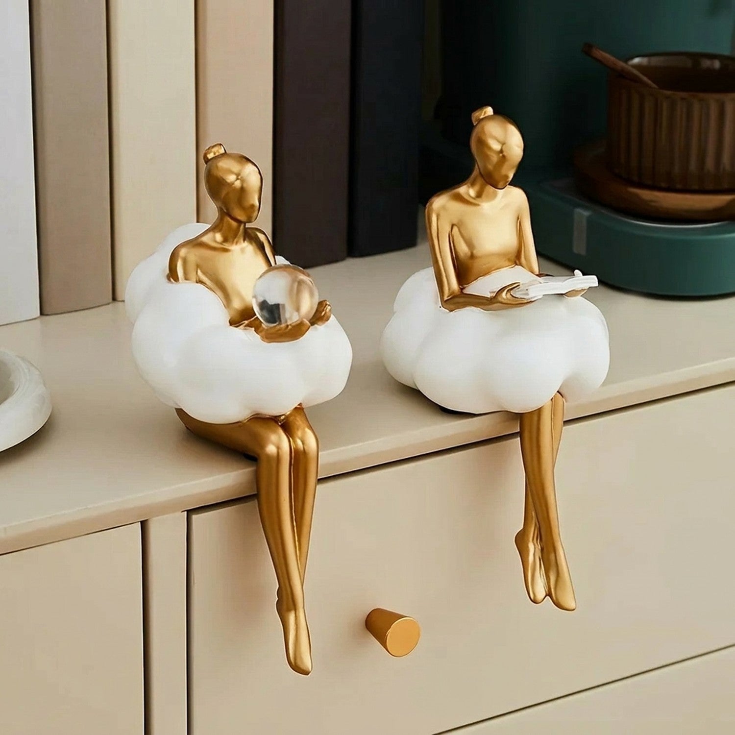 Sculpture figurine pensive avec boule de cristal sur table de salon ambiance luxe