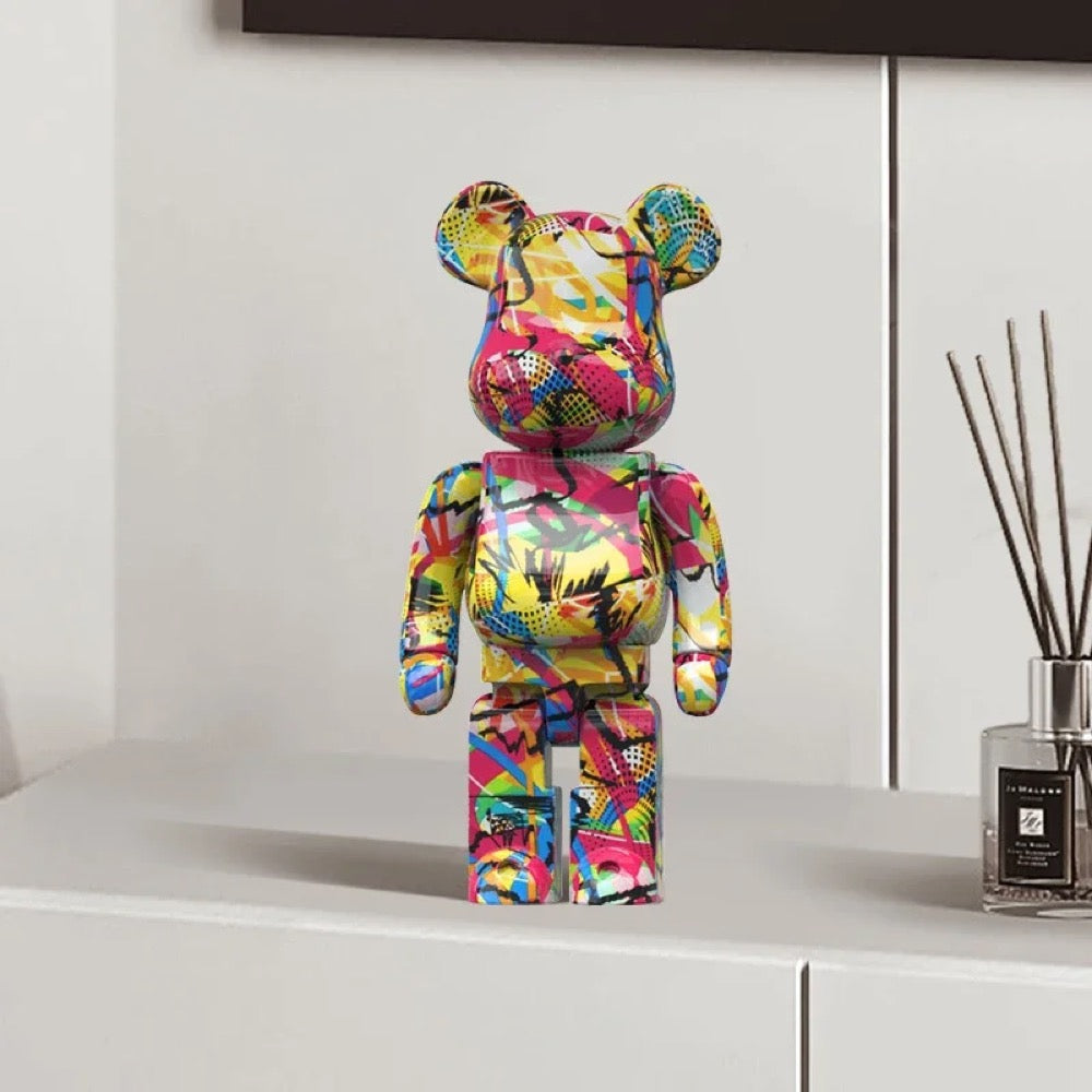 Sculpture ours graffiti design P motifs street art colorés