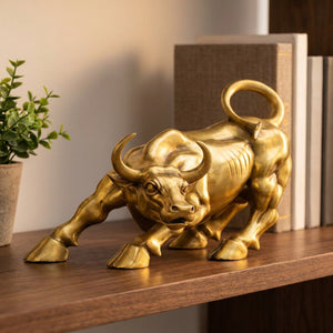 Sculpture de taureau en cuivre posée sur une étagère en bois dans un bureau moderne et chaleureux