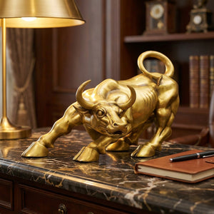 Sculpture de taureau doré sur console en marbre dans un bureau élégant avec lampe dorée