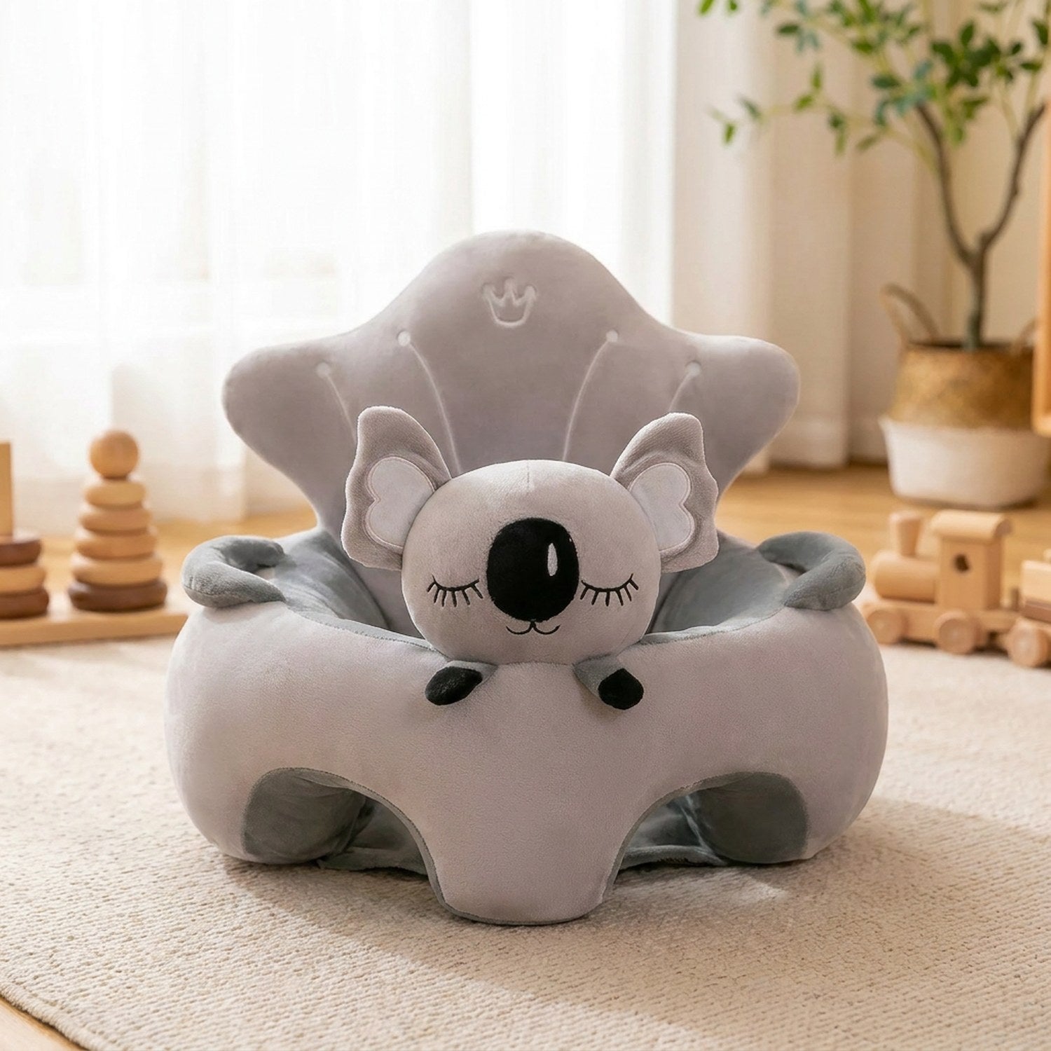 Siège de soutien bébé koala gris dans une salle de jeux lumineuse