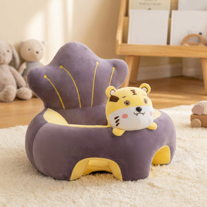 Siège de soutien pour bébé en forme de tigre en peluche violet posé dans une chambre