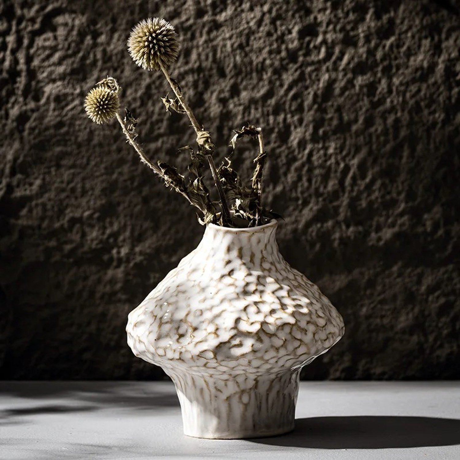 Vase céramique wabi sabi modèle Rond blanc texturé avec fleurs séchées