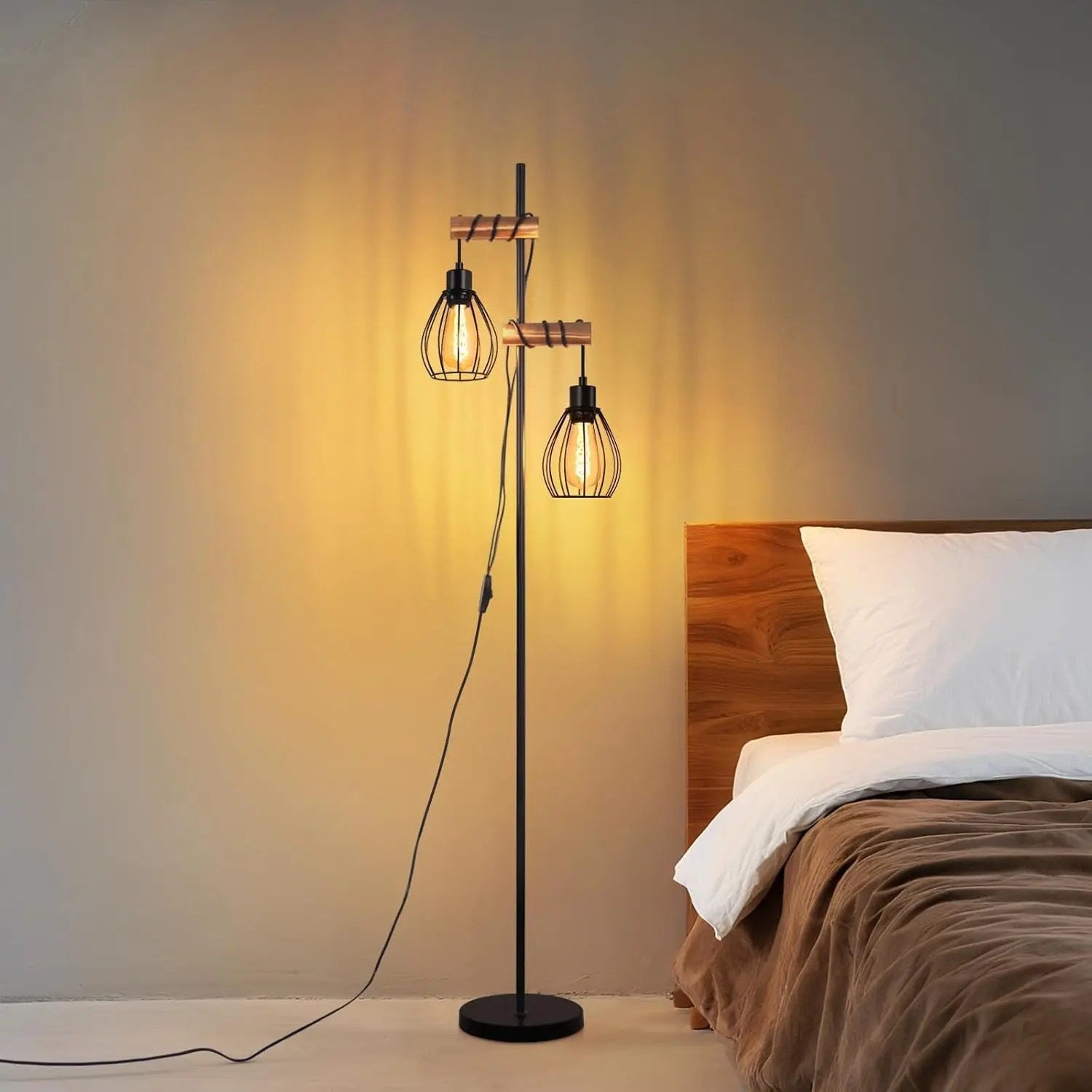 Lampadaire vintage industriel dans un intérieur style moderne