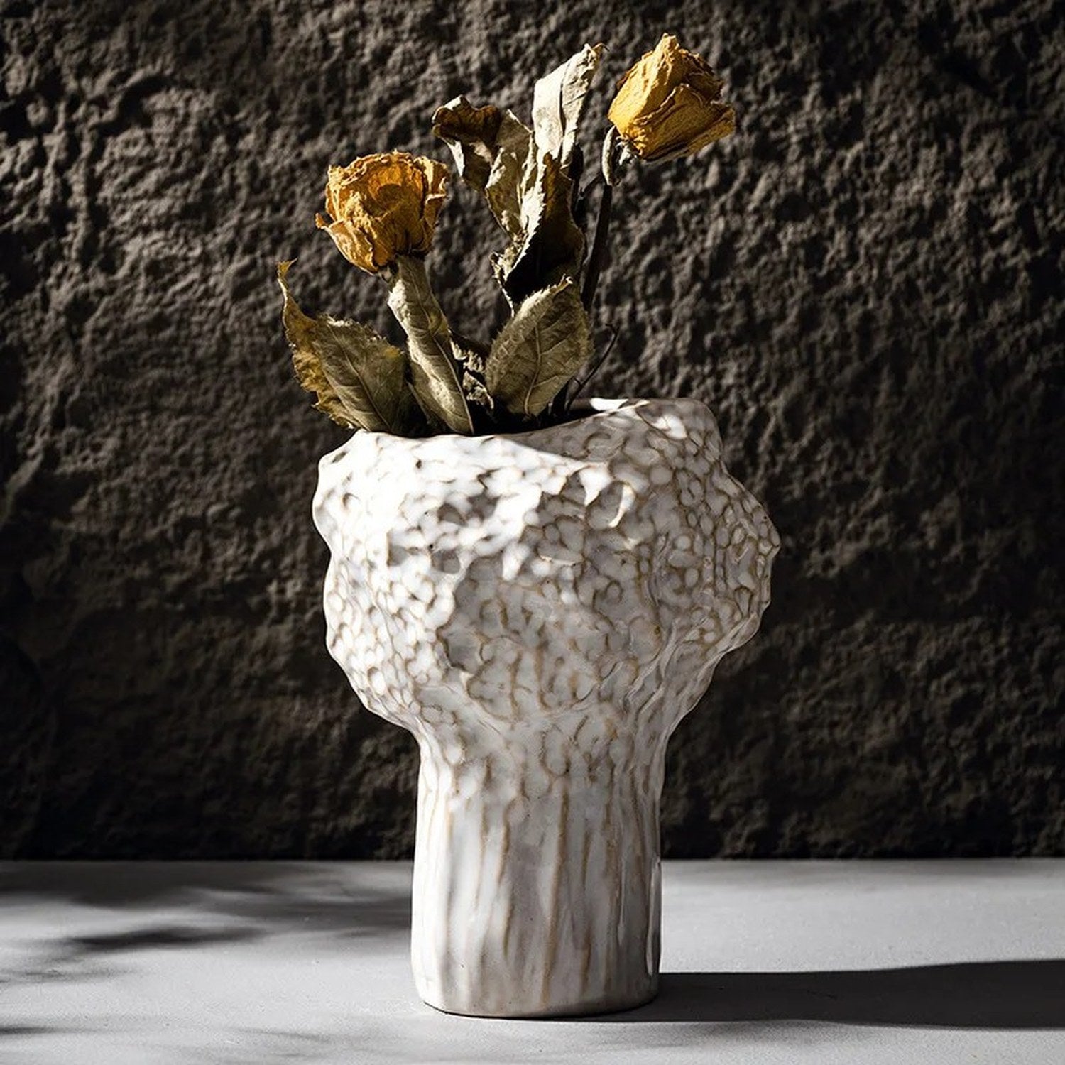 Vase céramique wabi sabi modèle Haut blanc texturé avec fleurs séchées
