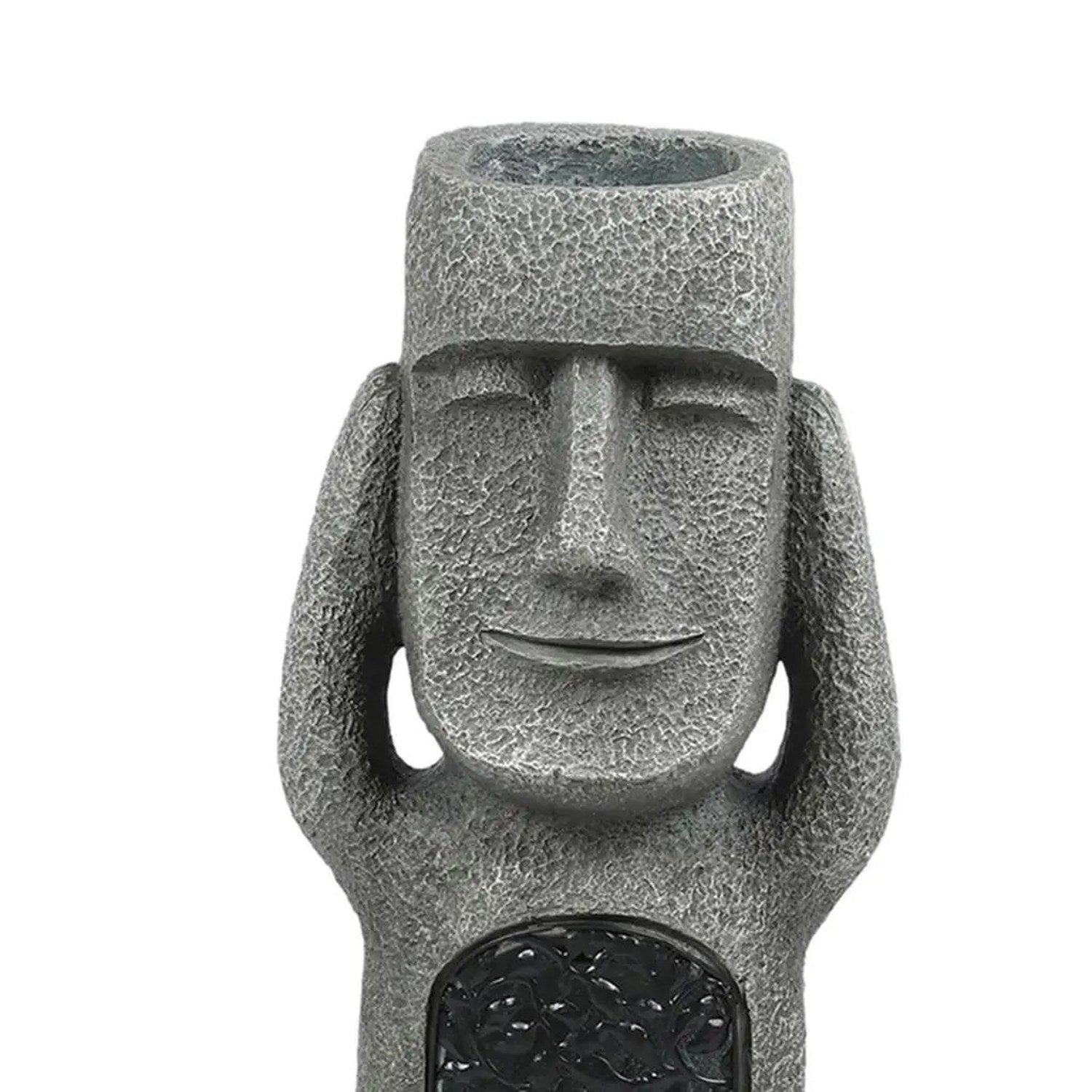 Gros plan statue Moai mains sur les oreilles finition pierre grise