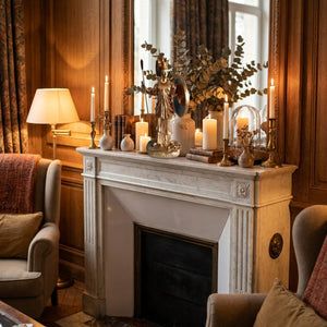 Décoration classique au-dessus d une cheminée avec statue dorée