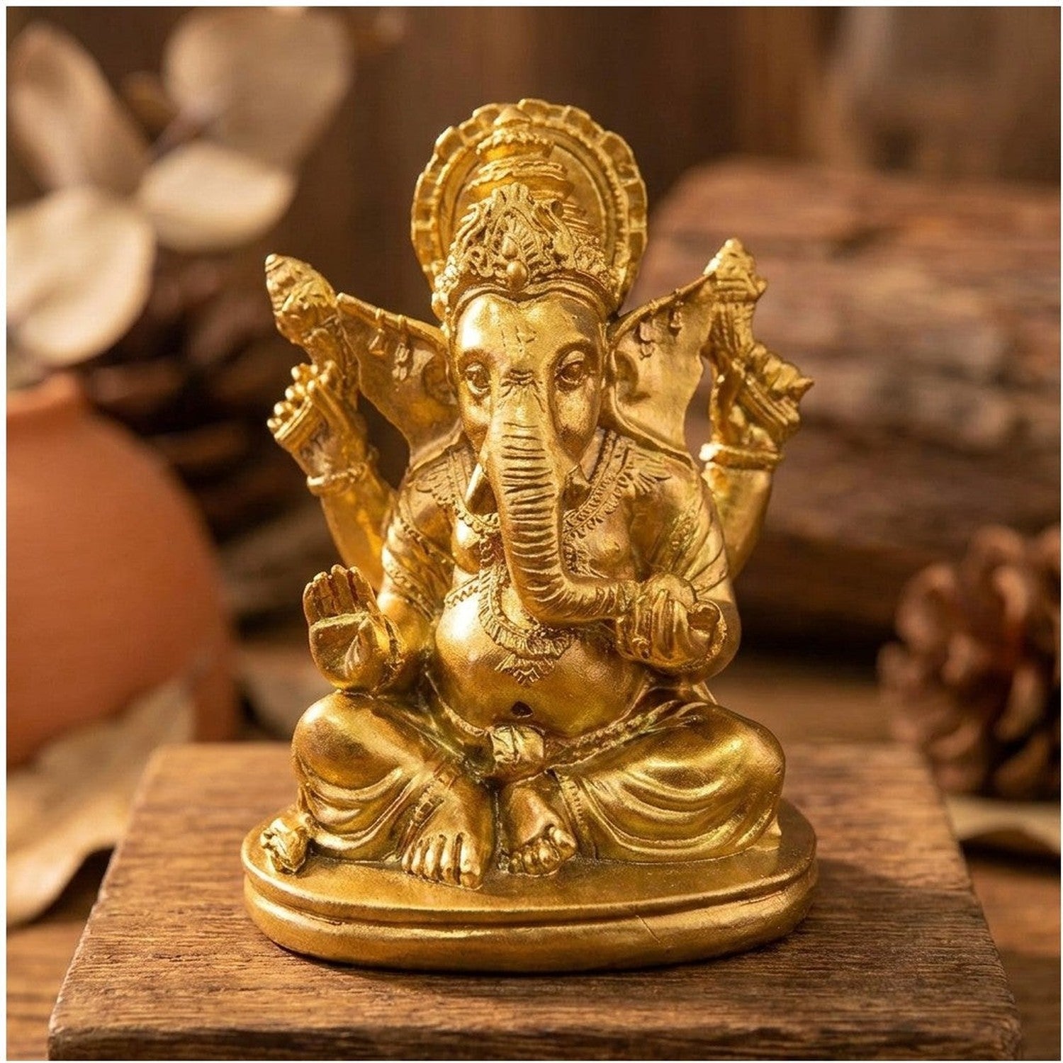 Statue Ganesha doré modèle méditation en ambiance zen