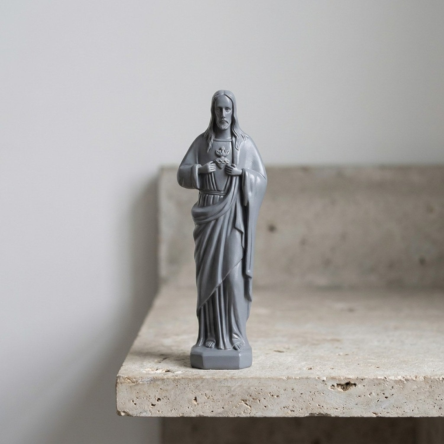 Statue Sacré-Cœur de Jésus résine grise aspect béton minimaliste